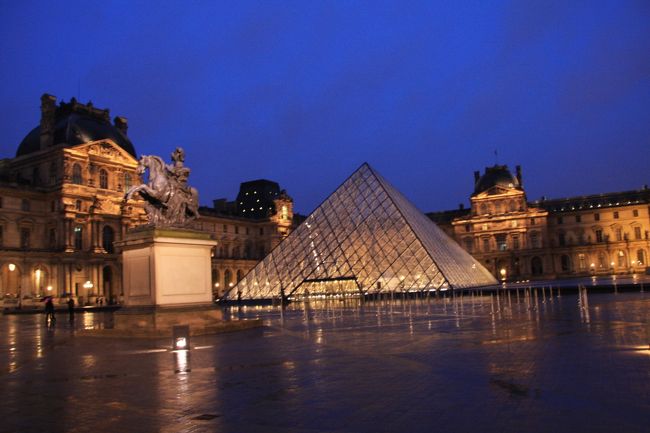 夜はこう変身します。<br />白夜のパリ、これを見るためには夜の１０時過ぎに行かなければいけません。