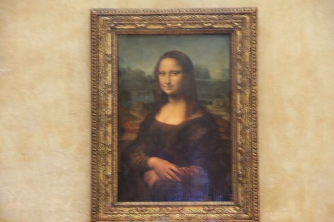 ルーブルといえばこれ<br />『モナリザの微笑』<br />すごい人だかりで、作品は意外に小さくてうまく写っていません。