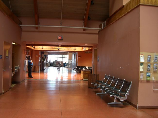 空港ロビー　小さくて売店すらすらないです＾＾；