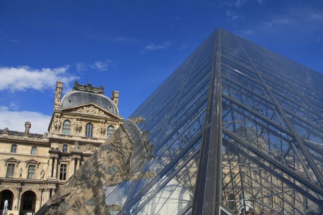 話は変わりますが、パリに到着してショックを受けたのは、滞在中の天気予報が見事にすべて傘マーク<br />でも、パリの天気予報は当たる確立はとても低いそうです。<br />確かにこの日もさっきまで雨が降っていたのに、ルーブル美術館を見学しているうちに、こんなに見事な晴天に変わっていました。