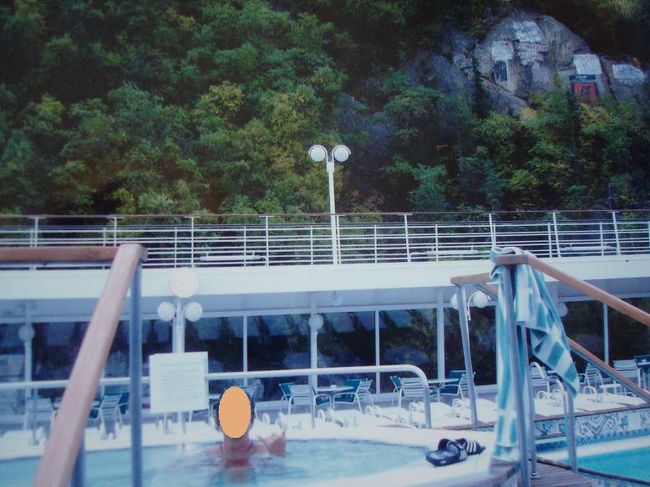 スキャグウェイの自然に囲まれながらジャグジーでのんびりまったり。<br />外の寒さとお湯の温かさ、そして目の前には大海原。<br />いやぁ極楽、ゴクラク…