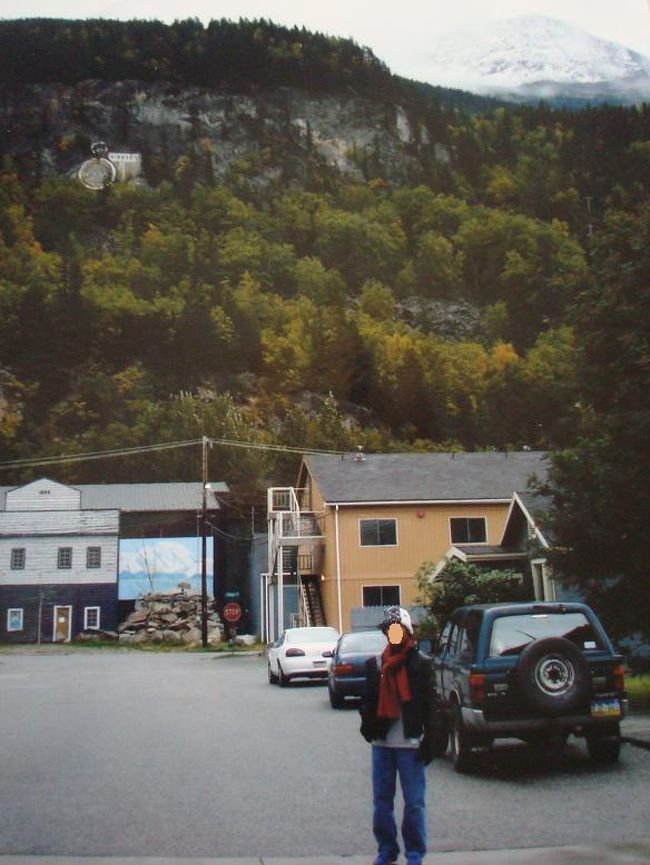 スキャグウェイではエクスカージョンに参加せず自分たちで町をぶらぶら…<br /><br />しかしさぶ〜い。　後ろの山には雪がかかっているのが見えるでしょうか？