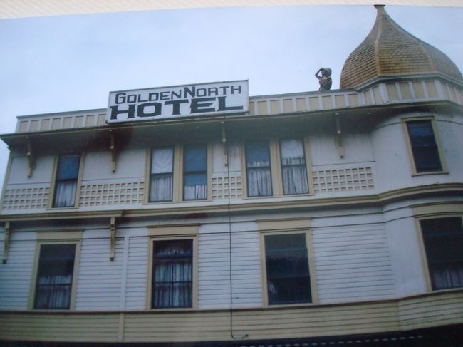 こじんまりとしたメインストリートに建つ<br />ゴールドラッシュ当時のホテル。<br />屋上のお姉さんは何を見ているのかしら？