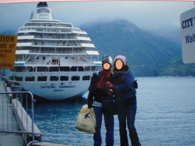 とりあえず防寒ということで主人がジューノーのセールでかった耳あて？をしていた私でしたが、途中で頭が痛い、冷たい…凍るかと思いました。<br />店じまい準備中のお土産屋さんでニットの帽子を見つけ、これに救われました。<br /><br />アラスカの寒さをあなどっていた訳じゃないと思うけど、かなり甘かったようです。Ｇジャンしか持っていなくて持っていたものを可能な限り着てみたけど話にならない！！　一見、仲良く寄り添っているようですが、実は寒くてじっと立っていられなかったのです！<br /><br />お天気も崩れてきたし降参とばかりに早々と船に戻りました。<br />さぶ〜。　