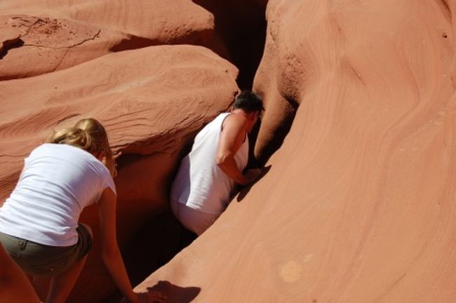 ﾛﾜｰ・ｱﾝﾃﾛｰﾌﾞｷｬﾆｵﾝ：ｱｯﾊﾟｰ･ｱﾝﾃﾛｰﾌﾞｷｬﾆｵﾝと道を挟んでありこちらは入口が上にあり谷底に降りる形になっている。谷底は足の幅しかなく天井が大きく広がっている形をしている。(ｱｯﾊﾟｰは谷底が広く天井が狭い）いづれも水で削れた岩肌が綺麗で自然の偉大さを感じる。<br />ここｱﾝﾃﾛｰﾇｷｬﾆﾝｵﾝは雨が降るとﾂｱｰが中止になるので要注意。ﾛﾜｰの入口では亡くなった方(9名?)の名前が記されたﾌﾟﾚｰﾄがありました。