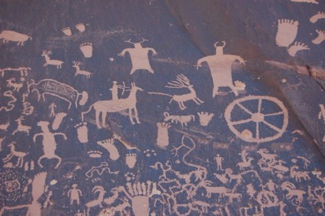 7月20日　ｱｰﾁｰｽﾞ→ﾆｭｰｽﾍﾟｰﾊﾟｰﾛｯｸ→ﾒｻﾍﾞﾙﾃﾞ　　467km(5172km)<br />ﾆｭｰｽﾍﾟｰﾊﾟｰﾛｯｸ：先住民が大きな岩(幅6〜7m高4m程度）に当時の生活様式を描いているものです。