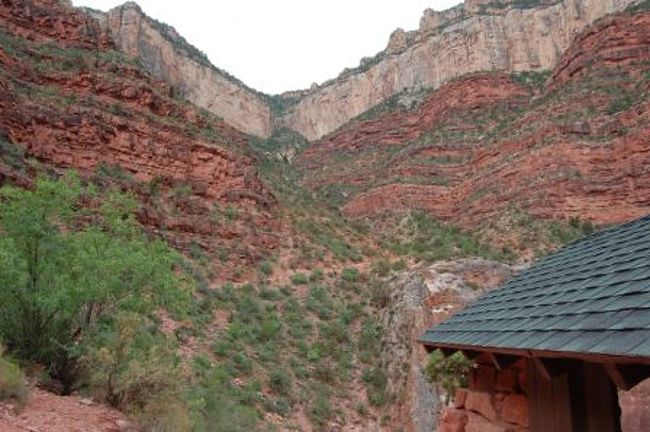 7月24日　ｸﾞﾗﾝﾄﾞｷｬﾆｵﾝ　　　　　10km(5802km)<br />今日はｸﾞﾗﾝﾄﾞｷｬﾆｵﾝの谷底を目指すﾄﾚｯｷﾝｸﾞに挑戦しました。朝昨日同様足の裏が痛かったので朝日に照らされる岩を見るしかないなと思いながら少し歩いていると痛さが和らぎ挑戦しました。しかし朝寒かったこともあってｼﾞｰﾊﾟﾝを穿いたのですがそのまま谷に向って降りました。(殆どの人は半ｽﾞﾎﾞﾝで私も途中でｼﾞｰﾊﾟﾝをまくり上げる)最初は1時間弱程度の所に給水ﾎﾟｲﾝﾄがあるのですがそこまでと思っていましたが、下の方に「３ﾏｲﾙﾎﾟｲﾝﾄ」の屋根が見え始め、一度しか来ない所なのでと思い更に降りました。結局降りるのに1時間45分、登るのに韓国人等と一緒になったこともあって3時間掛かりました。谷底に向ってと書きましたが谷底のｺﾛﾗﾄﾞ川に行って戻ってくるのは1日では無理で殆どの人は途中で引き返してくるのです。中には谷底から早朝上がってきたと思われる若くて本格的に山をやっている連中が沢山いました。写真は３ﾏｲﾙﾎﾟｲﾝﾄから頂上を見たところV字形の中央部まで上がりました。<br />ｸﾞﾗﾝﾄﾞｷｬﾆｵﾝにもｽﾊﾟｰがあるのですが、そこで今日も肉を買って焼くつもりで発泡ｽﾁﾛｰﾙに入れﾃｰﾌﾞﾙの上に置きﾃﾝﾄで昼寝をしていると回りが騒がしいのでﾃﾝﾄから出るとｶﾗｽが襲撃していました。あわてて追いぱらったが肉を盗られていました。カラス野郎め！と悔みましたが再度ｽﾊﾟｰに買いに行きました。