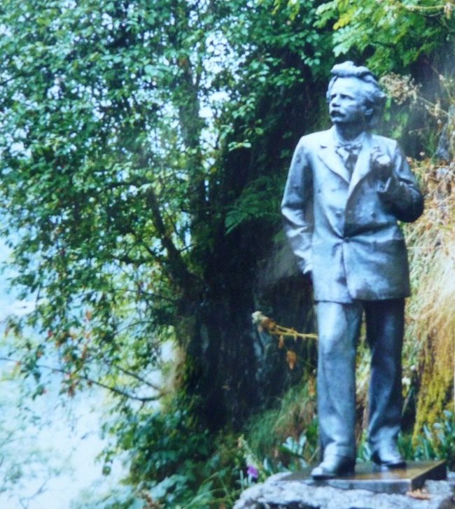 　グリーグ博物館、グリーグ銅像。