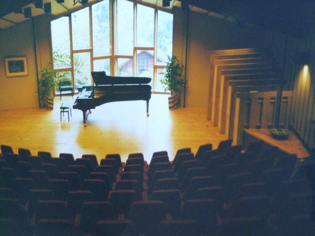 　グリーグ博物館、隣接コンサート・ホール。