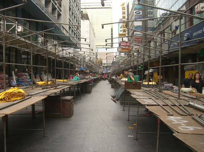 夜に備えて屋台組み立て中のパッポン通りです。<br />毎日バラして組み立てて……。<br />夜は繁華街なのに朝になると何にもない。<br />とても混沌とした国です。