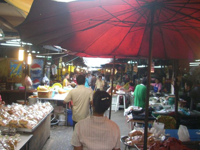 地元民の生活に触れてみたかったので、クロントゥーイ市場に行ってみました。<br />パクチーのような香草の臭いや謎の激悪臭……バンコクの市場は不可思議な臭いで満ちています。