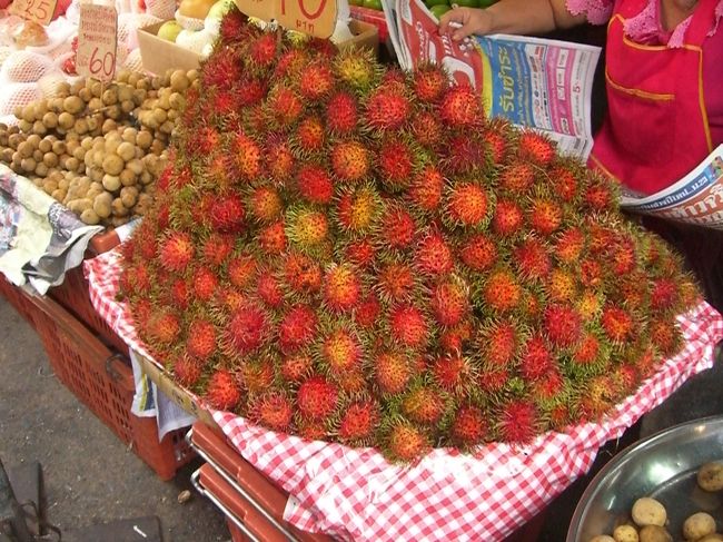 ランプータンという果物です。<br />食べてみたかったのですが、毛深い様が気持ち悪くて勇気が出ませんでした。