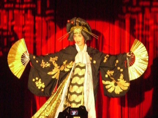 このお方はお笑い専門です。<br />やはり観光客が圧倒的に多いためか、色んな国の要素が取り入れられていました。