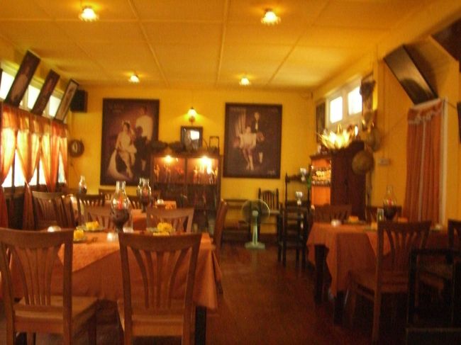 この日は昼過ぎからアユタヤの行きの現地ツアーに参加しました。<br />午前中はゆっくり買い物などをして、ホテル近くのワンス・アポン・ア・タイムというレストランに行きました。