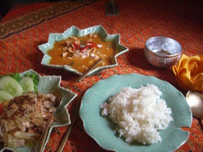 チキンカレーと適当に頼んだサラダを頂きましたが、美味しかったです！！<br />お店の雰囲気も良いですし、英語のメニューもあったのでお勧めできます。