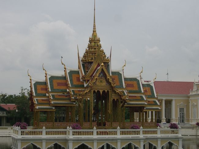 昼食の後はホテルからピックアップしてもらってアユタヤツアーに参加です。<br />現地でガイドに頼んだのですが、ツアー料金は6,000円くらいだったと思います。<br />アユタヤまではバンコクから３時間くらいでした。<br /><br />まずはバン・パイン離宮に行きました。