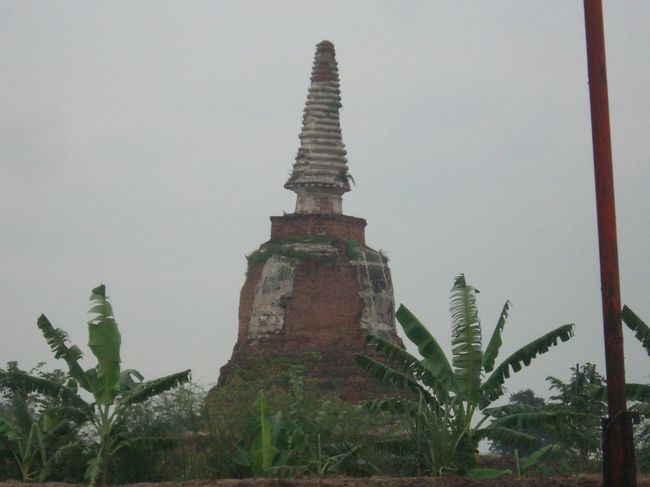 アユタヤにはあちこちに遺跡があります。<br />「あれは何て遺跡ですか？」と聞くと、「特に名前はありません。ただの遺跡です。」とのことです。