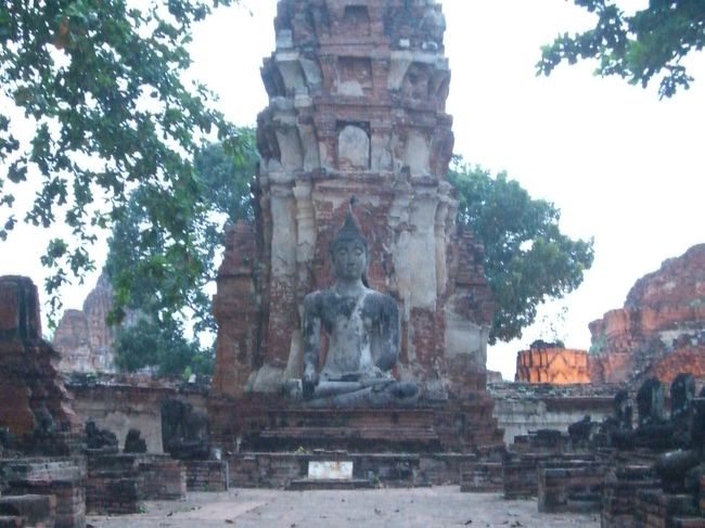 中央の仏像には頭がありますが、これは後世修復したものらしいです。<br />周りの仏像は破壊されていました。