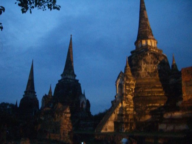 こちらはワット・プラ・シー・サンペットという寺院跡です。<br />塔が３つ並んでいて綺麗でした。