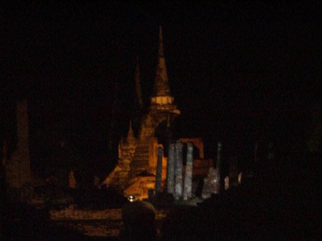 ワット・プラ・シー・サンペットが幻想的で一番綺麗でした。<br />カメラが低性能だったのが残念…。<br /><br />現存していればとても美しい場所だったのでしょうね。<br />かつて栄えた都市が、蹂躙され、忘れ去られて廃墟となった。<br />栄枯盛衰……アユタヤは感動と哀愁を与えてくれる場所でした。