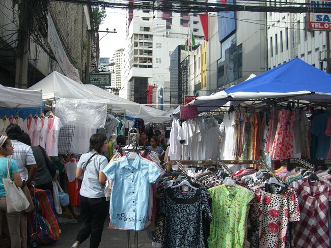 次の日は帰国日です。<br />日本が恋しい……こともなく、ホテル近くの市場でＴシャツを値切って300円で購入したりしていました。