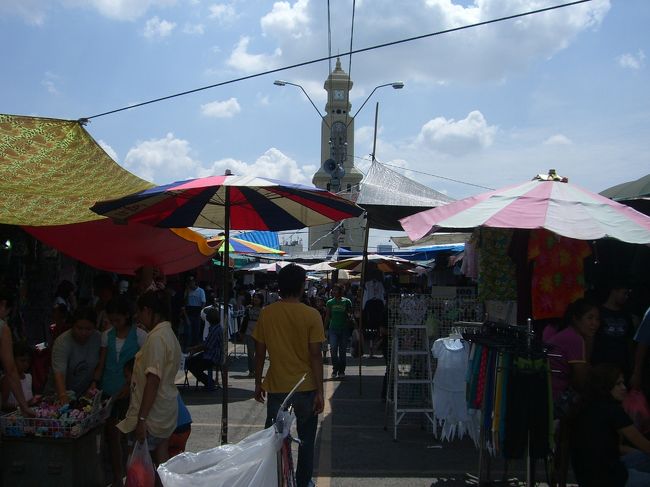 マーケットは凄い人と店の数！！<br />そして何より日差しが強くて辛い…。<br />何でも安く売っているので、お土産はここで買いこみました。<br /><br />広すぎて道に迷いやすい(実際迷った)ので、この時計塔を目印にするといいと思います。