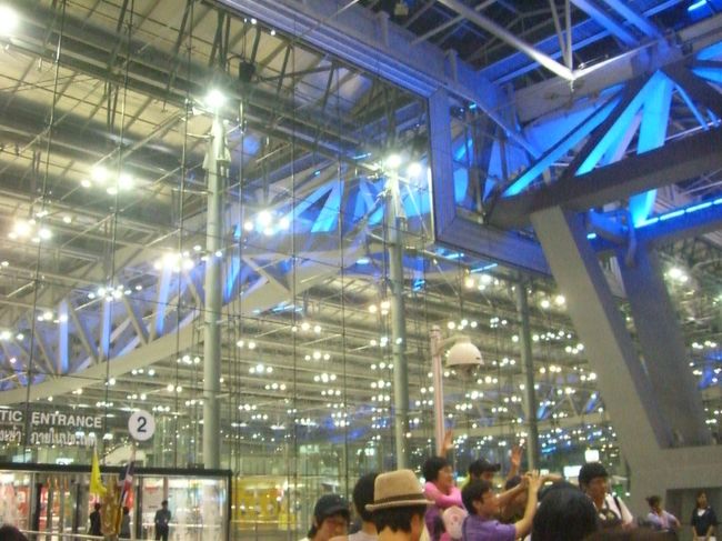 夕方、バンコク国際空港を発ちました。<br />旅行中ずっと晴天に恵まれていたのですが、空港に車で向かう途中どしゃ降りのスコール。<br />凄い轟音でビックリです。<br />傘なんて意味ないです（笑）<br /><br />翌日朝に日本着です。<br />トラブルも多かった旅でしたが、とてもいい経験でしたし、何より楽しい旅だったと思います。