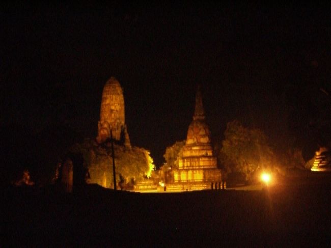 レストランで夜飯を食べた後、いよいよ遺跡のライトアップが始まりました。