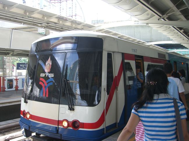 この日が偶々日曜日だったので、ＢＴＳでウィークエンドマーケットに行ってみました。