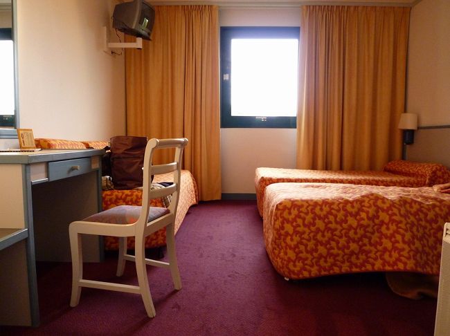 ホテルベール。こざっぱりとした、清潔な部屋。<br />ソファアも化粧台もあって、一人には十分。<br />朝食も普通においしいかったです。<br />今朝はハネムーンカップルとご一緒させて頂きました。<br /><br />ロビーへは、８：４５集合。<br />添乗員さんが毎回プリントで、集合時間・荷物回収時間<br />添乗員さんの部屋番が書かれたものを配布します。<br />寝る前にしっかり確認。<br />一人ですから！