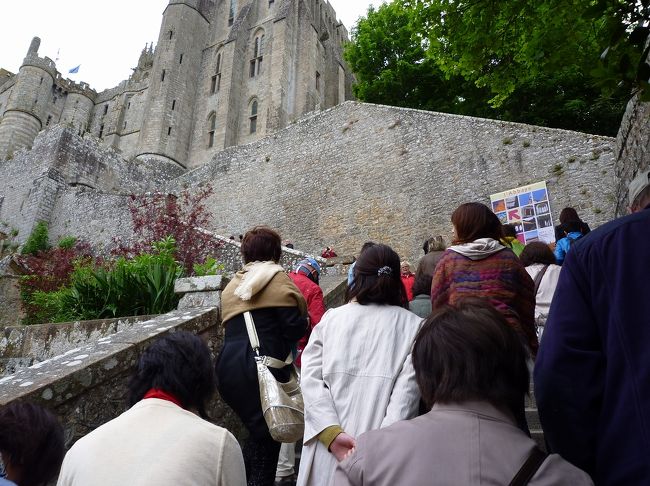 さて、プーラおばさんの店を通過して、まだ、人気のない<br />島内を歩き、歩き、えっ登るの？<br />そりゃ登るでしょ。けど、一瞬皆上を見上げてひるみます。<br />外からは、わぁ〜って感じだけど、中入るととにかく歩く。<br /><br />また、現地ガイドさんも一緒です。