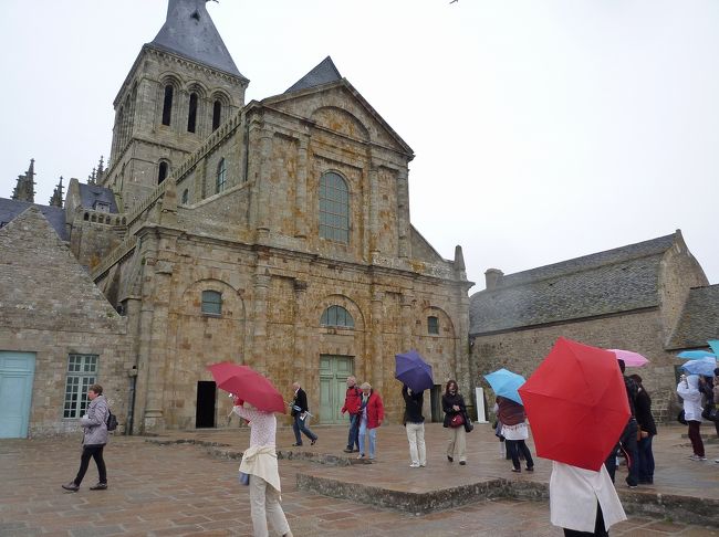 やっと登った。雨が！<br />どんより天気が残念。<br />ノルマンディー地方やブルターニュ地方<br />見渡してみたり。