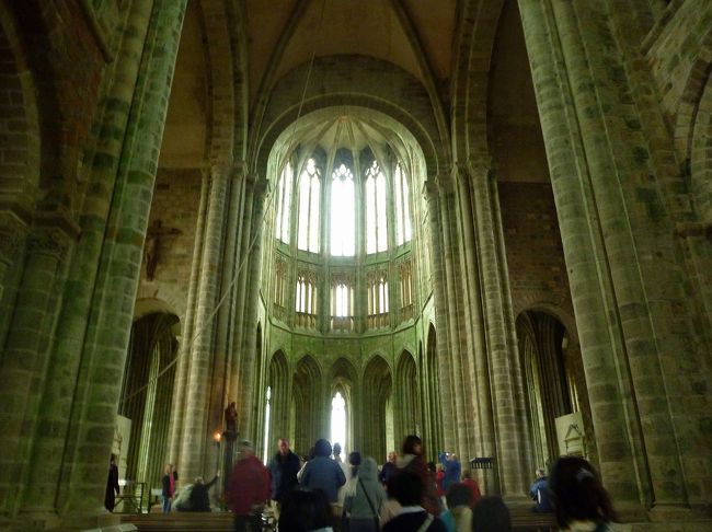 中は、皆さんの旅行記で見たのと一緒。<br />きらびやかではないけど、不思議な色合い。<br />ロマネスクやゴシック様式が混在。<br />しばし、歴史をかんじます。