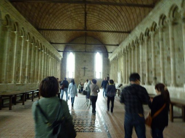 僧たちの食堂。<br />入り口からは見えない小窓が５９個。<br />何故見えないんだ？<br />歴史をかんじますｗ