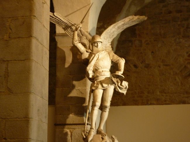 てっぺんにいる、大天使ミカエルの像。<br />こんなんなんだぞう！って感じで、ここでも<br />撮影大会です。<br /><br />ここで、解散。入場してから１時間半歩きました。<br /><br />腰がｗｗｗ