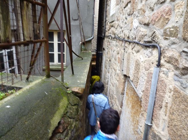 日本人しか通れないと言われている、下るのに早道で、<br />近道。超狭い道。あっという間に下へ。<br />なんか、楽しかった♪