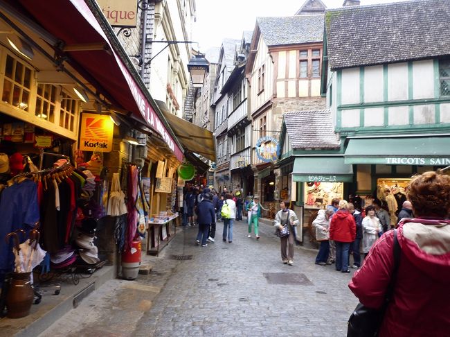 さすがに人増えてます。さて、私はやっと！初買い物。<br />やはり、ウキウキするね〜。<br />プーラおばさんの土産は大盛況だけど、高い！<br />よって、添乗員さんのお薦めの店で買いました。<br />そうゆうのってなんかあれじゃない？と思ってたけど、<br />案外その店が、細々としてるけど、良かった。<br /><br />噂のカタカナのセントジェームス＾＾発見<br /><br />