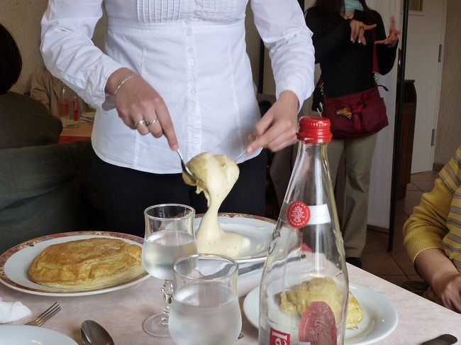 昼食です。島からでて、ちょっと走った所。<br />ザ！噂のオムレツ。旅行記読んでたから、大丈夫<br />だったけど、おば様方はブーイング。<br />ザ！泡☆<br /><br />その他は案外おいしかった。<br /><br />ちなみに、ツアーに食事ついてるとはいえ、<br />ドリンクは自腹です。<br />テーブルごとに１本をシェアしました。