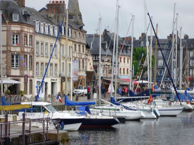 長距離移動の合間の観光。皆、期待してなかった。<br />着いたときも、もうええわ〜って声多し。<br />しかし、オンフルールの町なんか良かった〜〜<br />小さな小さな港町。