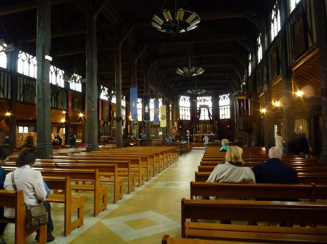 珍しい木組みの教会の中。<br />中世のカトリックの雰囲気を肌で実感。