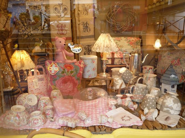 あ〜ぁ、キャスの雑貨を見つけてしまった！<br />ディスプレイがかわいいｗｗｗ<br />気持ち安いです。<br />時間があったら、買ってたな。<br /><br />この他にも、アートな雑貨や、ギャラリーが多かった。<br /><br />さすが、昔の芸術家の保養地のようなところ。<br /><br />この町で買った、この町並みのイラストのボールペンが<br />お気に入り♪