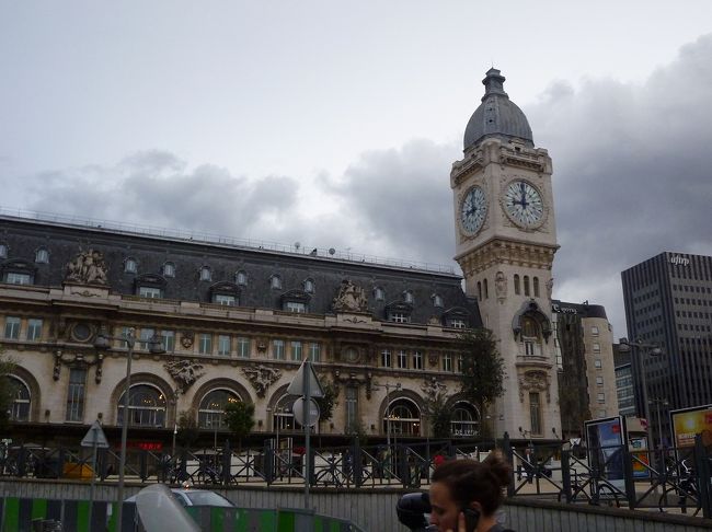 そして、戻ってきました。パリ♪<br />ここは、リヨン駅。時計台が素敵。その横が３連泊の<br />メルキュールパリガールドリヨンホテル<br /><br />着いた早々ハプニング。部屋で荷物を待つがこない！<br />添乗員さんもつかまらない！おかしい！皆きたよーって。<br />うぅ・・一人不安〜なので、フロントにすごい剣幕で、<br />「ノー、マイスーツケース！」と訴えた。すごい英語ｗｗ<br />すぐ、対処。けど、すごく疲れた。たったこれだけのことで。<br /><br />後、合流して駅構内でサンド買って晩御飯。味は残念。<br /><br />長距離移動と、不安と疲れで爆睡。