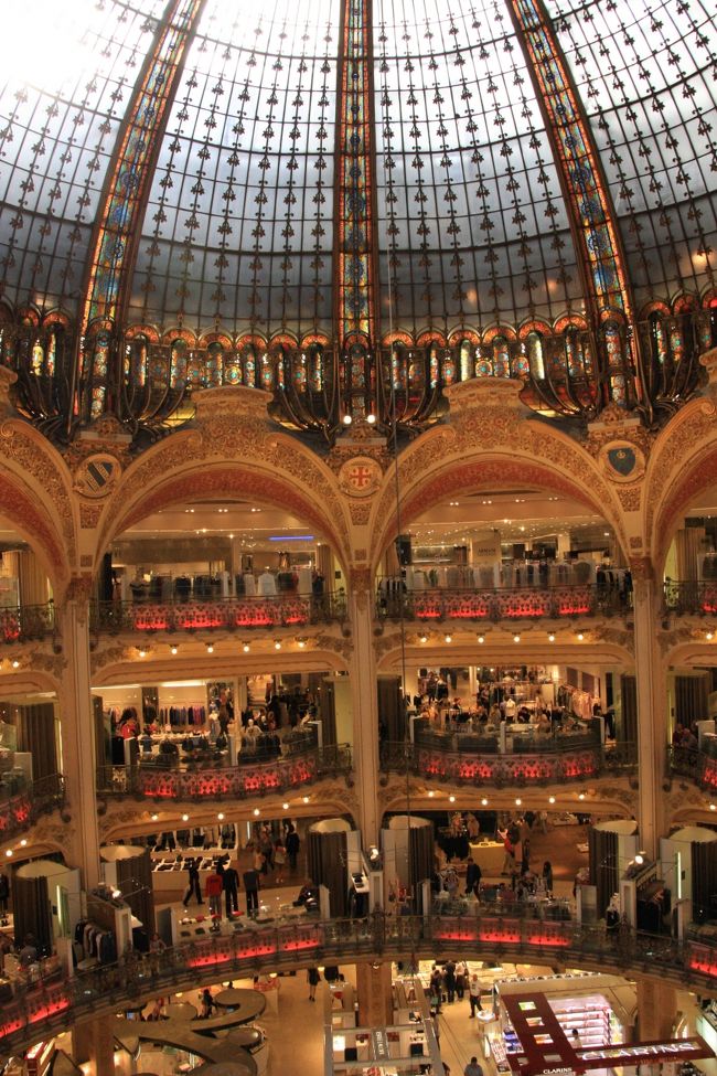 シャワーを浴びてさっぱりしたあとはギャラリー・ラファイエットでウインドーショッピング。<br />下見のつもりで見るだけで、あとで買い物に来ようと思っていましたが、パリはデパートや専門店は日曜日が休みなのをしらず、結局パリでまともにショッピングをすることはできませんでした。