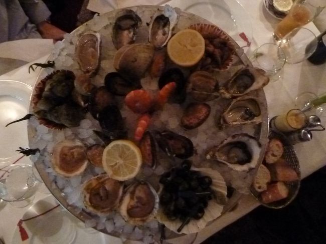 前菜に海の幸の盛り合わせ<br />生のムール貝初めて食べました