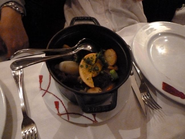 これは鴨をローストしたもの<br />これもおいしい<br />結局肉を避けた私の選んだ魚料理が一番のはずれでした。<br />生ビールとワイン２本で〆て２２０ユーロ（２万５０００円程度）<br />結構高い！<br />