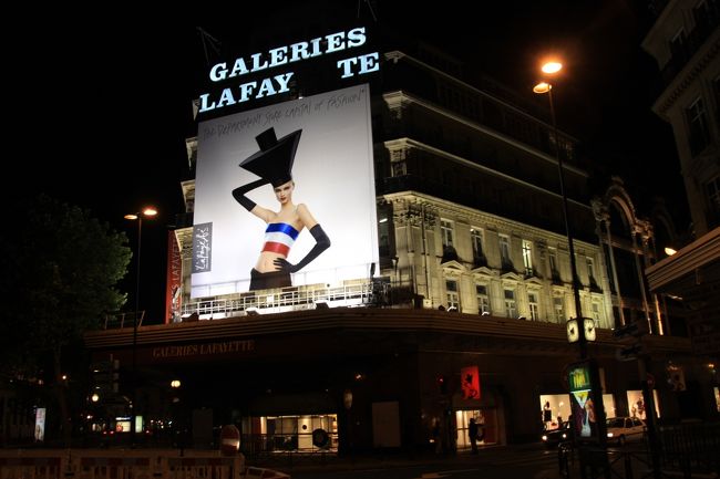 ホテルまで歩いて帰るつもりが、いささか酔っ払ってしまい方向を見失いメトロで帰ることに<br />旅の２日目はこれで終わり