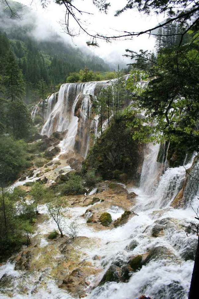 珍珠灘瀑布。<br />珍珠灘の先にこんな雄大な滝があるとは思いもよりませんでした。<br />水量も多く、間近で見られ<br />いつか見たナイアガラの滝以上の感動がありました。<br /><br />