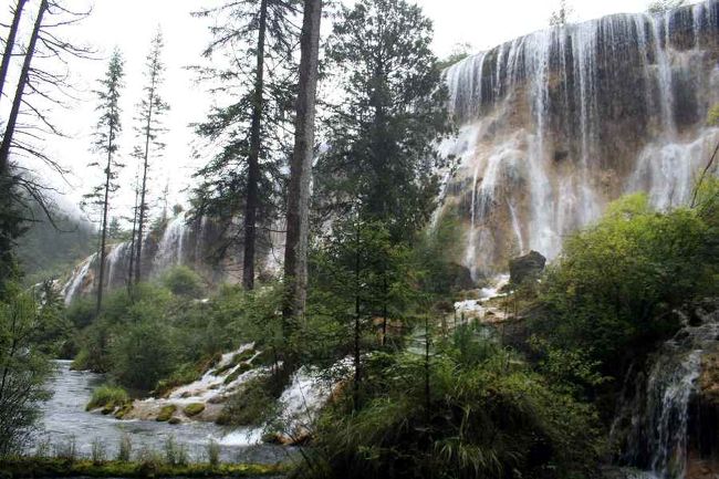 ガイドブックによると、幅３１０ｍ、落差４０ｍ。<br />カメラからはみ出てしまってすべて収まりません。<br />この景色を見ながら、そして滝の音を聞きながら<br />友達と2人、マイナスイオンを体一杯に吸収しました。