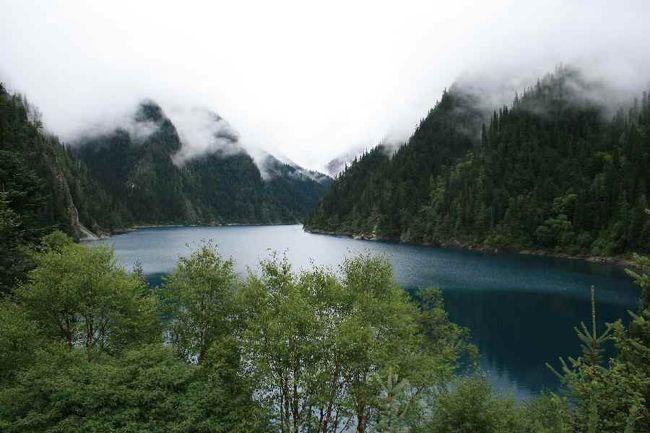 長海。<br />九寨溝で最大の湖。この景色の向こうにも湖が続くそうです。<br />ここから暫くハイキングをしながら下山。<br /><br />筋肉痛の友達は<br />「どのくらい歩くの？」と歩くたびに聞いていました。<br />かなりきつかったのだろうと思います。<br />よく頑張って歩いたな。偉いぞ。<br />