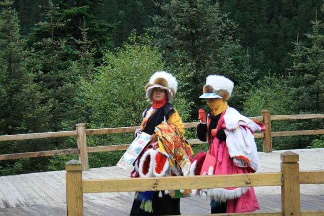 民族衣装を着て行商をする人たち。<br />バスを降りたら<br />いろんな人に呼びかけられました。<br />